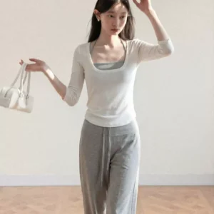 O1CN0106YsUA1kHQ0vEb7gB_378884658.jpg_q50.jpg_.webp 羊城故事 白色u领修身七分袖T恤女2026夏季挂脖吊带中袖两件套