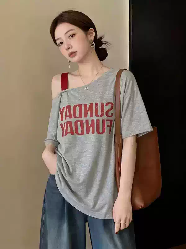 O1CN011SeTsM1X5t1rSpgbi_4611686018427381785-2-item_pic.png_q50.jpg_.webp 慵懒风灰色单露肩短袖T恤女2026夏季新款大码胖mm中长款炸街上衣