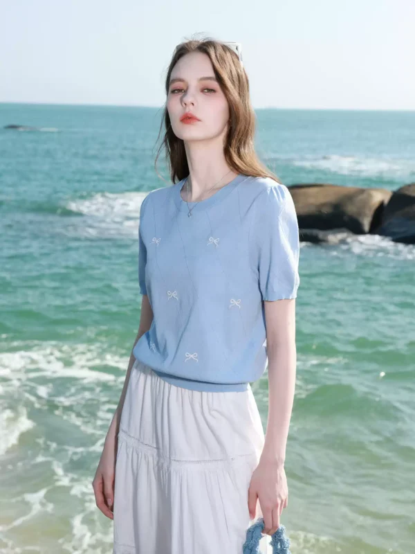 O1CN016HD0XV1tJYOOmmki5_745475881.jpg_q50.jpg_.webp 【莱赛尔】三彩2026夏季新款蝴蝶结绣花针织衫短袖上衣套头衫女M
