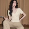 莱赛尔杏色V领短袖T恤女2026夏新款褶皱收腰体恤法式小资漂亮上衣
