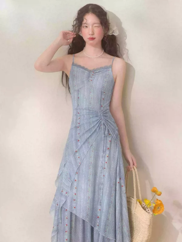 O1CN019IpuTn1qss5NMmtRq_1019175552.png_q50.jpg_.webp 三寸藕【暮色苍蓝】海边度假蓝色吊带连衣裙夏季不规则巨好看裙子