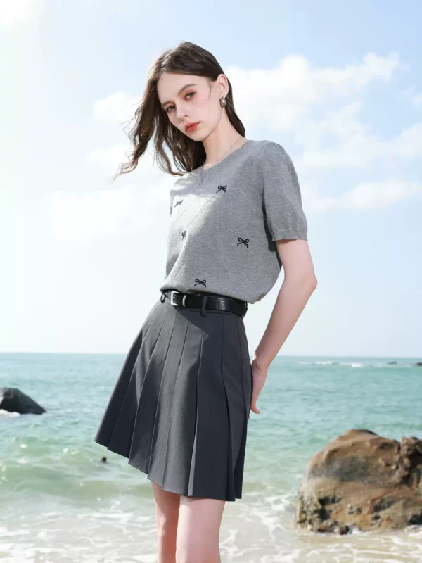 O1CN01AdUmBt1tJYONxxf22_745475881.jpg_q50.jpg_.webp 【莱赛尔】三彩2026夏季新款蝴蝶结绣花针织衫短袖上衣套头衫女M