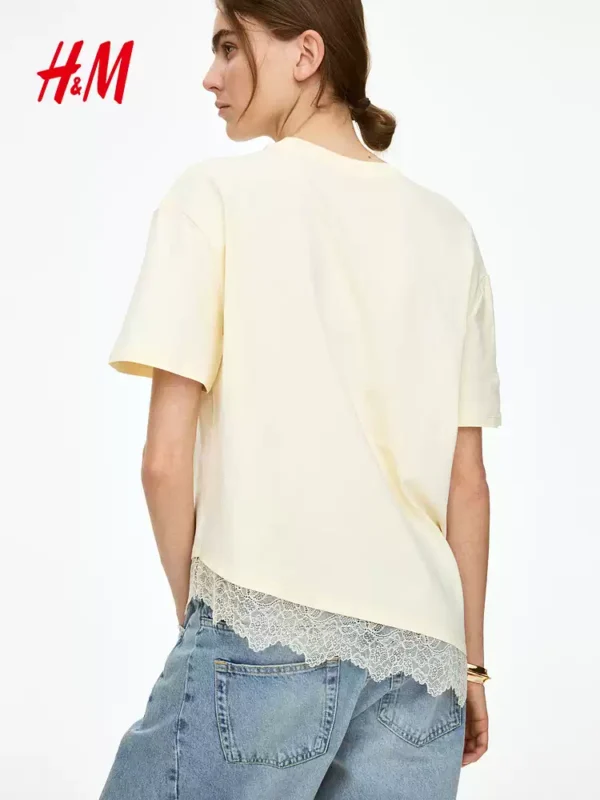 O1CN01GPzwM61UUDDtpK2Wl-3676232520.jpg_q50.jpg_.webp HM女装T恤2026夏季新款休闲时尚气质不对称蕾丝边T恤1342556