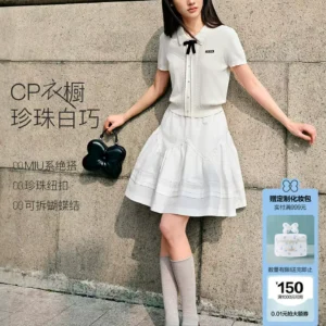 O1CN01HXf8CA1MQX7H14Htd_4611686018427382565-0-item_pic.jpg_q50.jpg_.webp 乐町miu系通勤珍珠白巧针织短袖套装裙夏新款蝴蝶结细麻花翻领T恤
