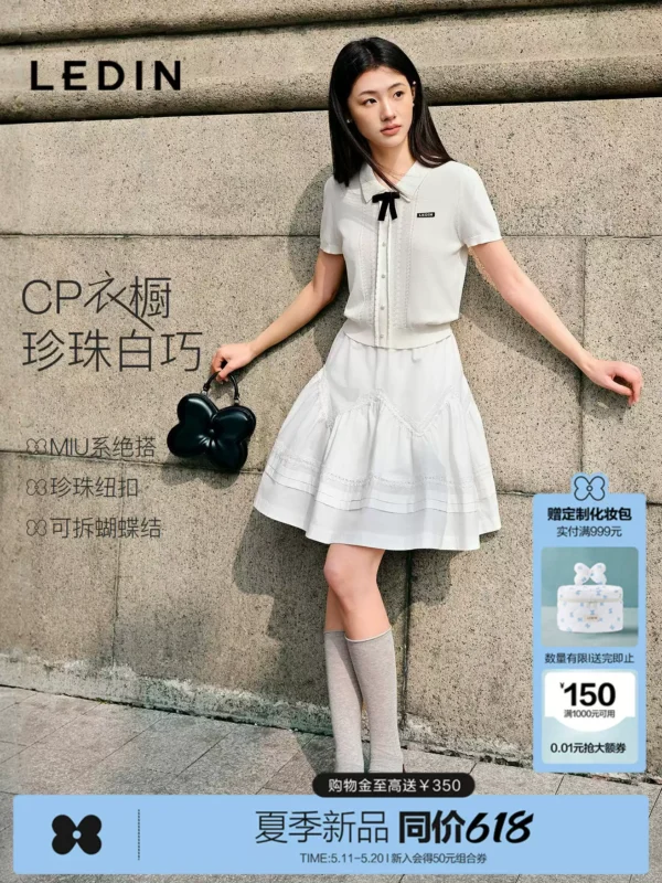 O1CN01HXf8CA1MQX7H14Htd_4611686018427382565-0-item_pic.jpg_q50.jpg_.webp 乐町miu系通勤珍珠白巧针织短袖套装裙夏新款蝴蝶结细麻花翻领T恤