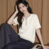 O1CN01LJfKkT1QIWeFYYzdw_2208886651953.jpg_q50.jpg_.webp 假两件V领短袖T恤女夏季2026新款半拉链条纹拼接法式小资漂亮上衣