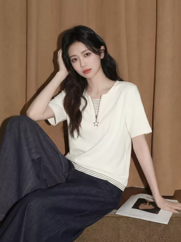 O1CN01LJfKkT1QIWeFYYzdw_2208886651953.jpg_q50.jpg_.webp 假两件V领短袖T恤女夏季2026新款半拉链条纹拼接法式小资漂亮上衣