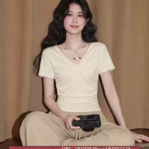 O1CN01N5QqDQ1QIWeiYok7l_2208886651953-0-picasso.jpg_q50.jpg_.webp 莱赛尔杏色V领短袖T恤女2026夏新款褶皱收腰体恤法式小资漂亮上衣