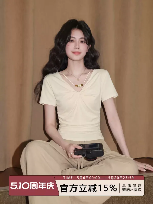 莱赛尔杏色V领短袖T恤女2026夏新款褶皱收腰体恤法式小资漂亮上衣