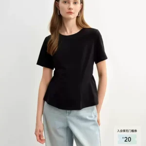 O1CN01NHKyx61DVGfcGoUNJ_4611686018427382173-0-item_pic.jpg_q50.jpg_.webp 独束大码女装【风吟荷摆】公主线分割弧形碎褶显瘦T恤正肩上衣