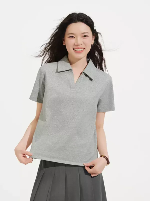 O1CN01SqC32I1RqFQBIrK8e_106852162.jpg_q50.jpg_.webp 热风女士V领POLO衫短袖T恤上衣2026年夏季新款灰色基础POLO短T恤