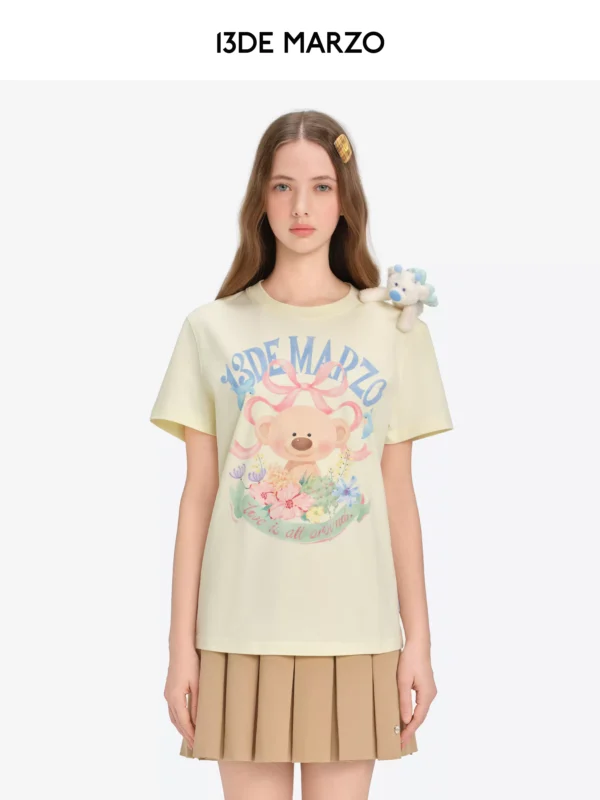 O1CN01VAs14M1gQneWclI1S_2215713954137.jpg_q50.jpg_.webp 13DE MARZO女士 2026春夏新款花卉插画短袖时尚圆领休闲百搭T恤