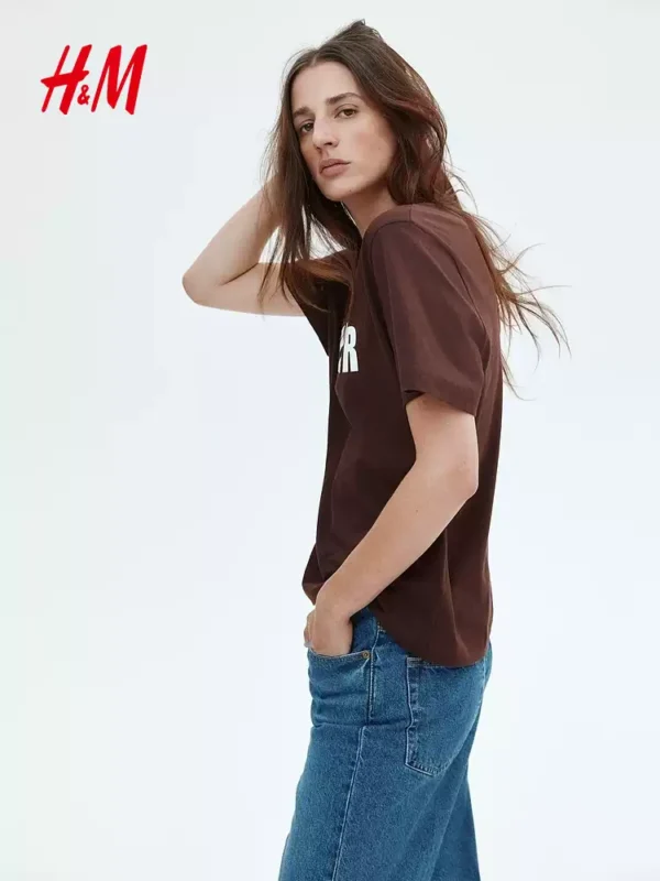 O1CN01X4fruG1UUDDtUY1xK-3676232520.jpg_q50.jpg_.webp HM女装T恤夏季文艺复古穿搭美式圆领红色字母印花短袖上衣1274171