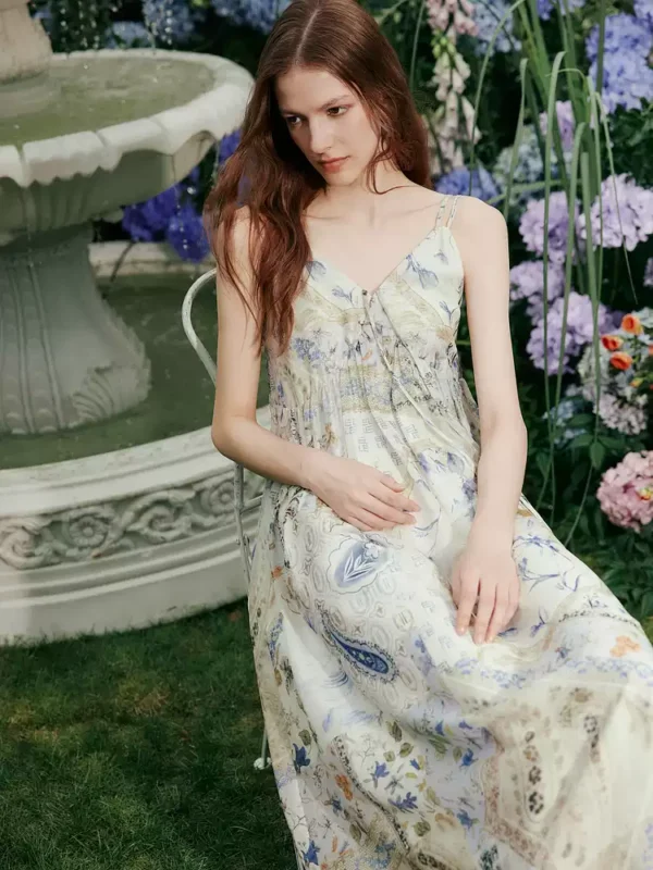 ELLE复古印花度假风吊带连衣裙女2026春季新款时髦优雅波嬉a字裙