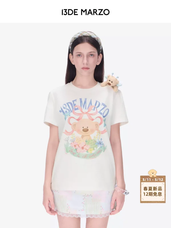 O1CN01YhZQ0u1gQnfDDYVBx_4611686018427386201-0-item_pic.jpg_q50.jpg_.webp 13DE MARZO女士 2026春夏新款花卉插画短袖时尚圆领休闲百搭T恤