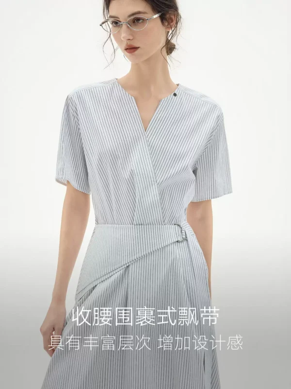 O1CN01ZFNIOh22Xb5KVIo7j-2209697117130.jpg_q50.jpg_.webp ELLE法式高级感条纹v领连衣裙女2026夏季新款通勤独特a字身长裙子