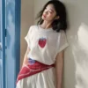 O1CN01aQf8vH24Sg3qyVGuu_1023197390.jpg_q50.jpg_.webp 阔色白色刺绣草莓短袖针织衫女2026夏季新款圆领小个子穿搭上衣春