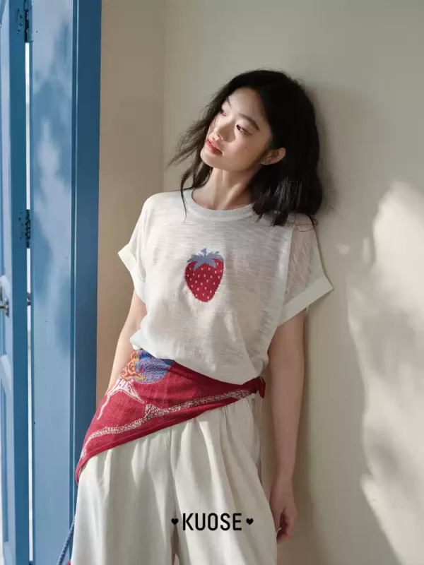O1CN01aQf8vH24Sg3qyVGuu_1023197390.jpg_q50.jpg_.webp 阔色白色刺绣草莓短袖针织衫女2026夏季新款圆领小个子穿搭上衣春