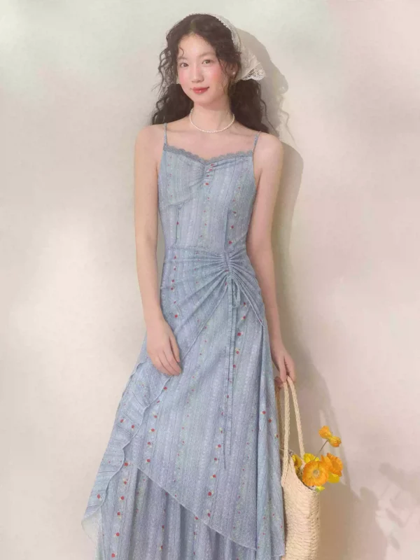 O1CN01bRTKAS1qss5O4UHkS_1019175552.png_q50.jpg_.webp 三寸藕【暮色苍蓝】海边度假蓝色吊带连衣裙夏季不规则巨好看裙子