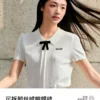 O1CN01c15UNW1MQX6jd2Ytl_513051429.jpg_q50.jpg_.webp 乐町miu系通勤珍珠白巧针织短袖套装裙夏新款蝴蝶结细麻花翻领T恤