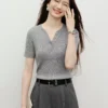 红袖白色针织衫2026夏季新款女装细坑条V字圆领高端小资小上衣