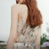 ELLE复古印花度假风吊带连衣裙女2026春季新款时髦优雅波嬉a字裙
