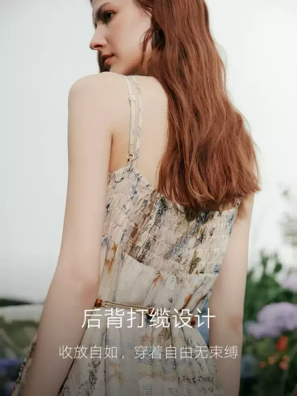 ELLE复古印花度假风吊带连衣裙女2026春季新款时髦优雅波嬉a字裙