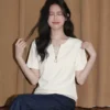 O1CN01m3XHR31QIWeFlrtm0_2208886651953.jpg_q50.jpg_.webp 假两件V领短袖T恤女夏季2026新款半拉链条纹拼接法式小资漂亮上衣