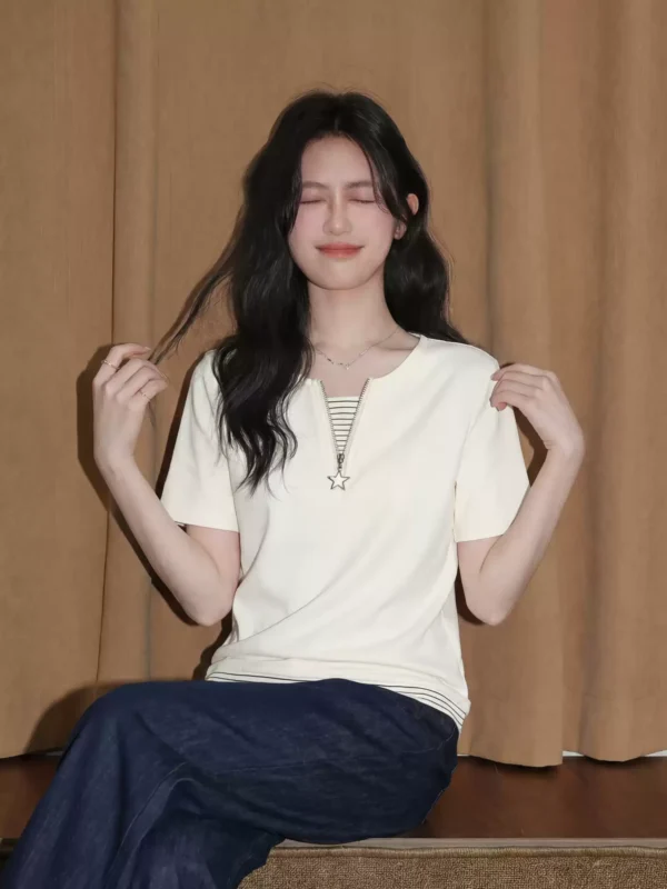 O1CN01m3XHR31QIWeFlrtm0_2208886651953.jpg_q50.jpg_.webp 假两件V领短袖T恤女夏季2026新款半拉链条纹拼接法式小资漂亮上衣