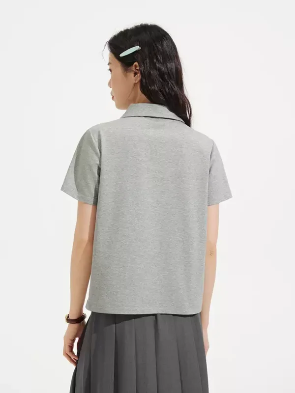 O1CN01pi7Fb21RqFQCHy2X0_106852162.jpg_q50.jpg_.webp 热风女士V领POLO衫短袖T恤上衣2026年夏季新款灰色基础POLO短T恤