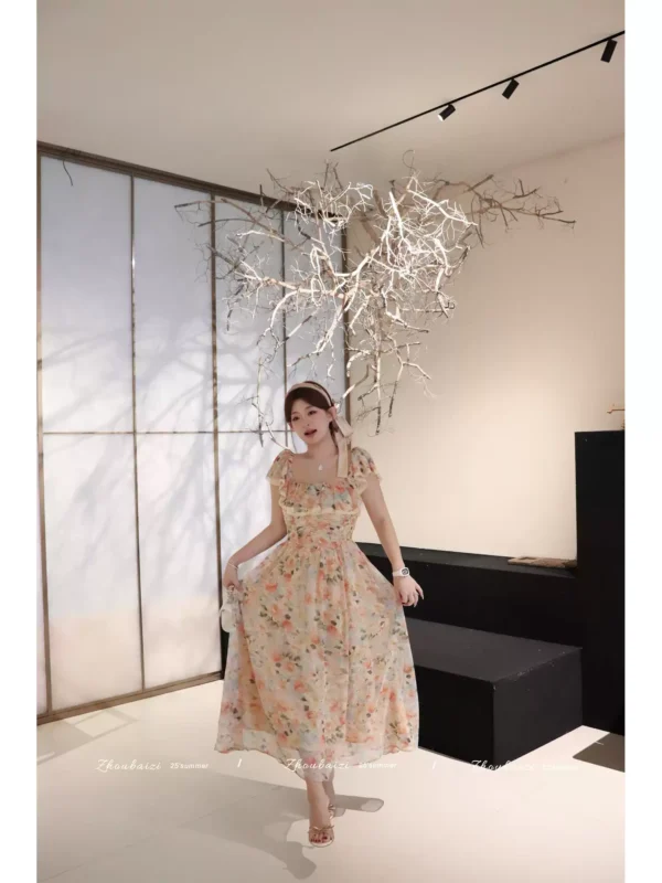O1CN01rJwoEW1Fz9fLPM6wQ_1107500557.jpg_q50.jpg_.webp 周白子夏季漂亮新款连衣裙女装裙子衣服高级好看法式碎花仙气度假