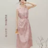 红袖国风连衣裙2026夏季新款女装暗纹提花系带串珠压褶圆领无袖裙