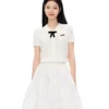 O1CN01ssJWAa1MQX6ix9t8w_513051429.jpg_q50.jpg_.webp 乐町miu系通勤珍珠白巧针织短袖套装裙夏新款蝴蝶结细麻花翻领T恤