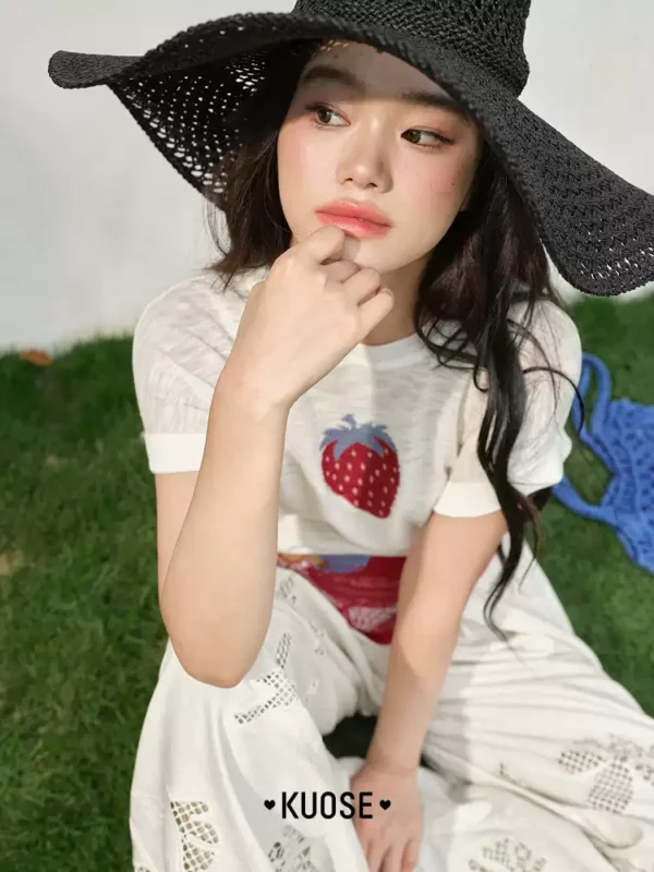 O1CN01tA5Opk24Sg3sj1Tmp_1023197390.jpg_q50.jpg_.webp 阔色白色刺绣草莓短袖针织衫女2026夏季新款圆领小个子穿搭上衣春