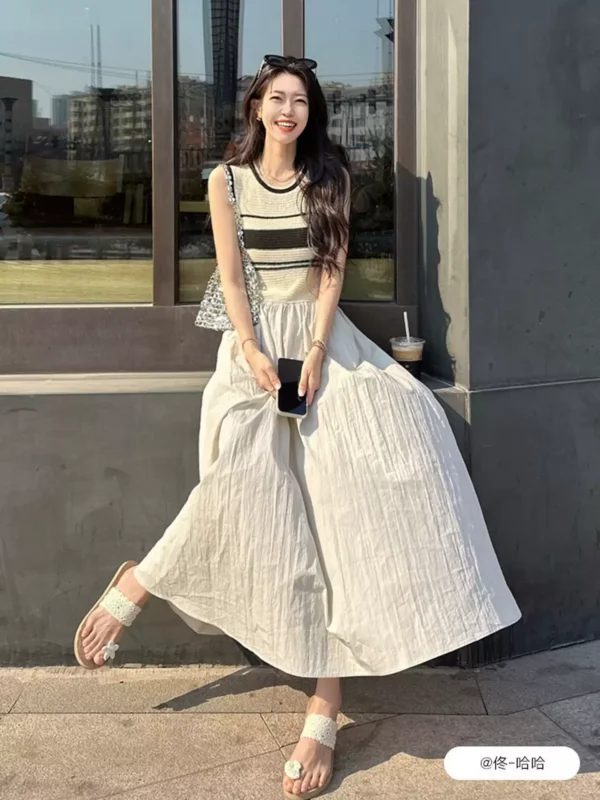 O1CN01tqUqEH22Xb5KkC7yg-2209697117130.jpg_q50.jpg_.webp 【莫瑞花园】ELLE针织条纹连衣裙女装2026夏新款优雅a字背心裙子