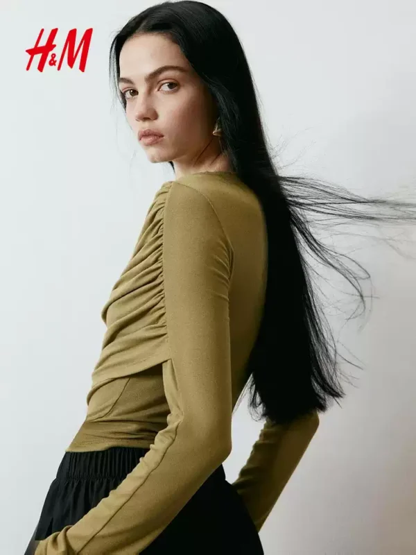 O1CN01uy3ASf1UUDCLuSbc9-3676232520.jpg_q50.jpg_.webp HM女装T恤春季长袖设计感时尚内搭设计感修身垂褶粘纤上衣1320233