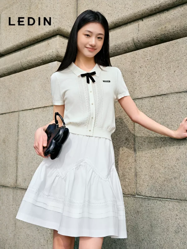 O1CN01vzwzQw1MQX6ust4lo_513051429.jpg_q50.jpg_.webp 乐町miu系通勤珍珠白巧针织短袖套装裙夏新款蝴蝶结细麻花翻领T恤