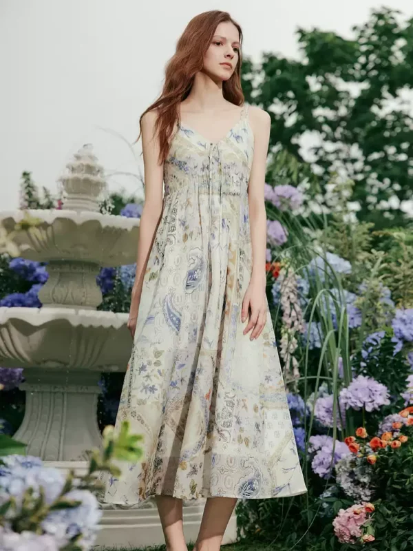 ELLE复古印花度假风吊带连衣裙女2026春季新款时髦优雅波嬉a字裙